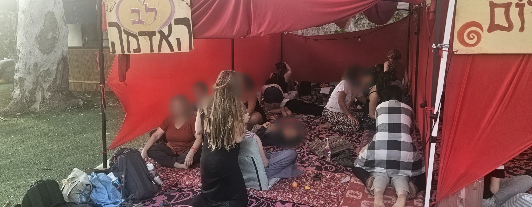 משתתפות הסדנה במרחב האדום, בעבודה זוגית ובמנוחה